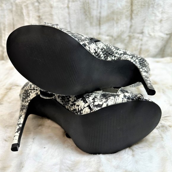 Nelly Bernal Black & White Snake 5 Buckle 4.75 Heel Ankle Boot - Picture 9 of 9